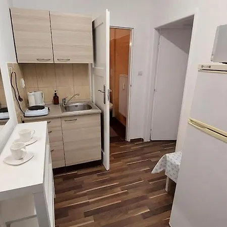 In Location On Center Apartment