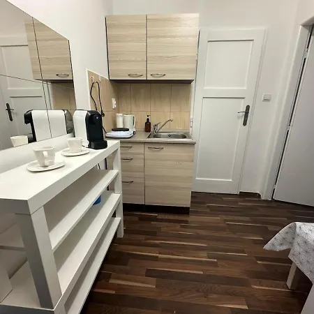 In Location On Center Apartment